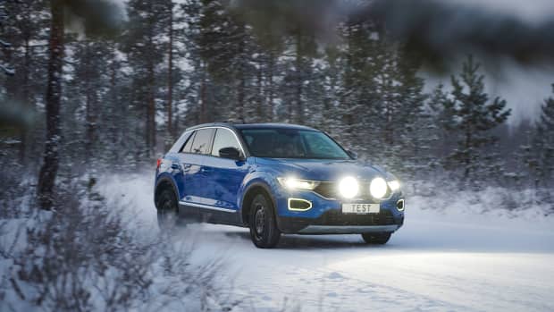 Ein Auto fährt beim Winterreifentest in Finnland