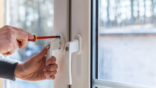 Am Fenster wird ein Einbruchschutz installiert