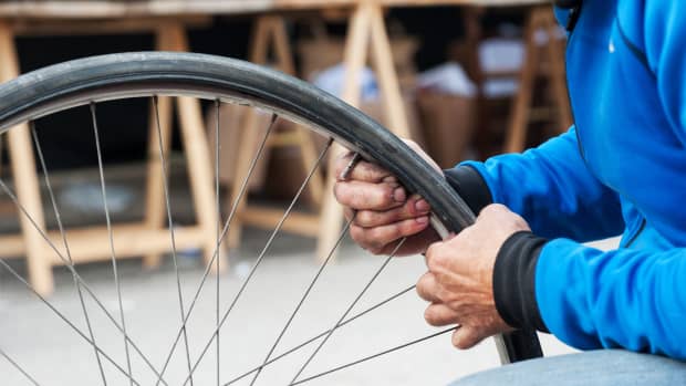Ein Mann der einen Fahrradschlauch flickt
