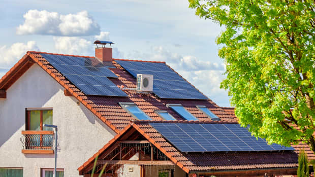 Solarzellenmodule und Wärmepumpe auf einem Dach
