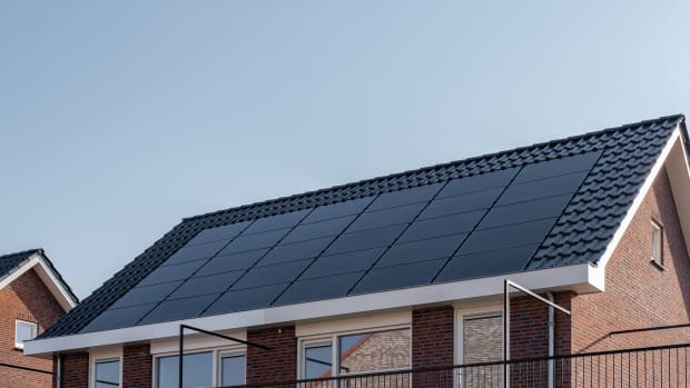 Haus mit im Dach integrierten Solarpanelen
