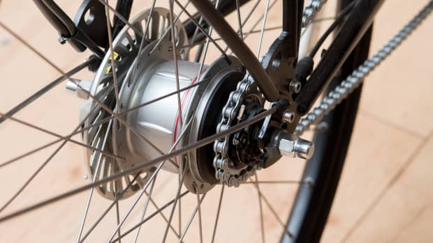 Eine Nabenschaltung und eine Rollenbremse an einem Fahrrad