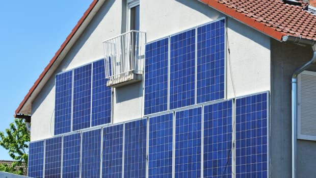 Solarzellen die an einer Hauswand angebracht sind