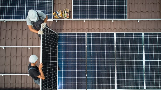 Techniker installieren Solaranlagen auf einem Dach