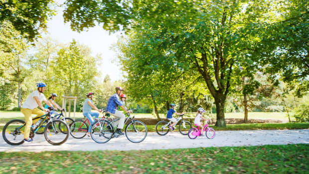 Eine Familie die gemeinsam Fahrrad fährt