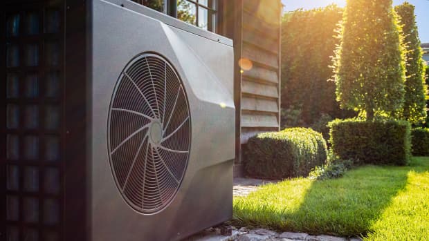 Eine Wärmepumpe in einem Garten eines Familienhauses