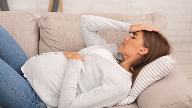 Eine schwangere Frau fühlt sich schlecht