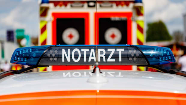 Krankenwagen und Notarzt hintereinander