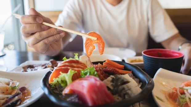 Mann isst Sashimi