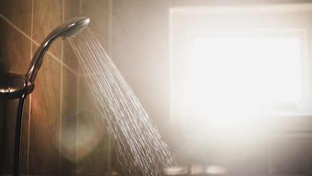 Warmes wasser läuft aus einer dusche-Legionellengefahr