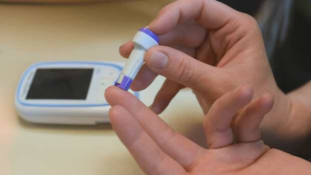 Ein Diabetiker überprpüft seinen Blutzucker