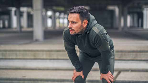 Ein Mann ist erschöpft nach dem Sport