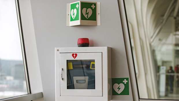 Ein Defibrillator an einer Wand an einem Flughafen