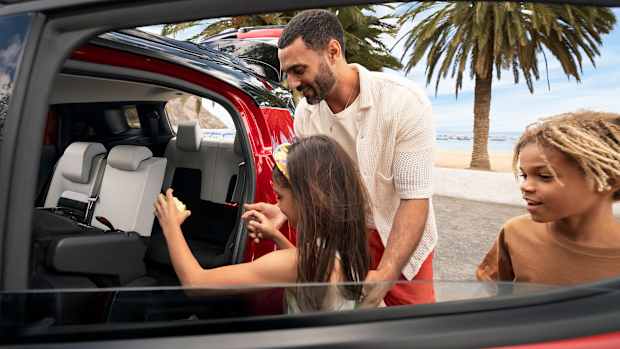 Kinder steigen in einen Citroen C3 Aircross