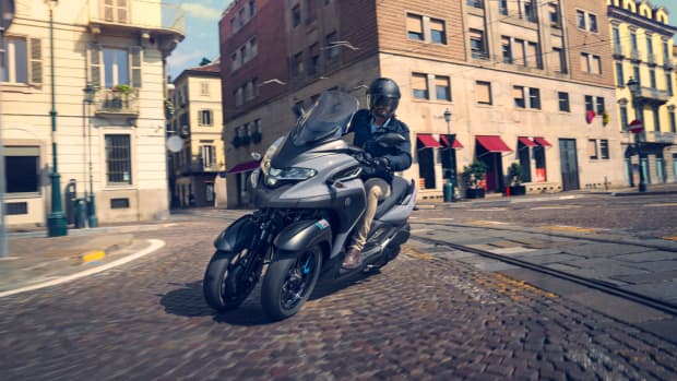 Yamaha Tricity fahrend in der Stadt