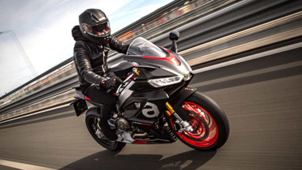 Mann fährt mit Aprilia RS 660 auf der Straße