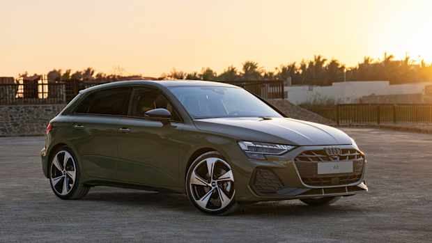 Front und Seitenansicht eines stehenden Audi A3 nach Facelift