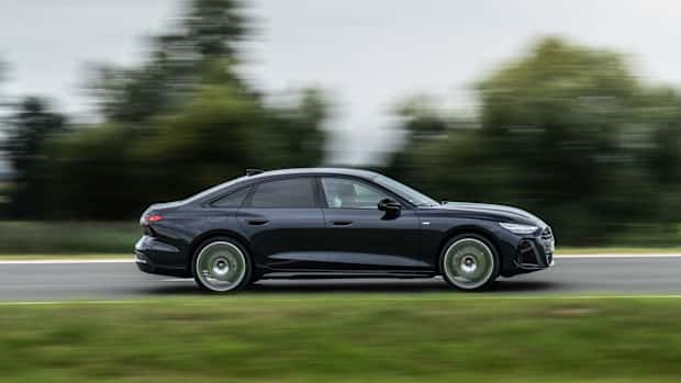Seitenansicht einer fahrenden Audi A6 Limousine
