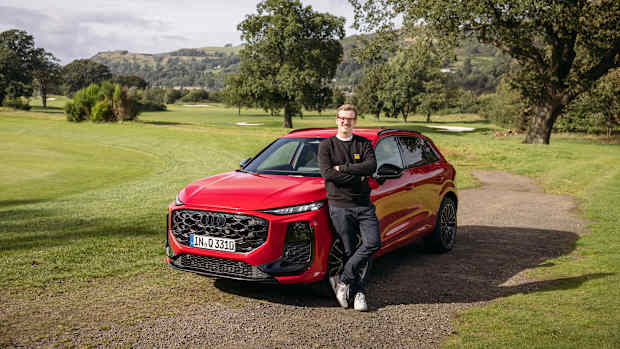 Aufnahme des stehenden Audi Q3 ADAC Redakteur Andreas Huber im Vordergrund