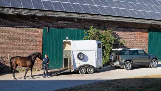 Ein Land Rover Defender mit Pferdeanhänger