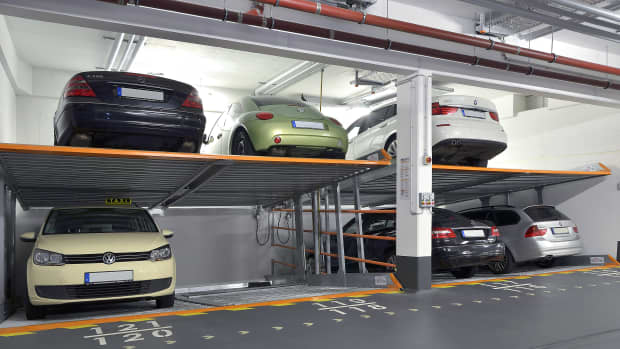 Autos parken in einer Duplexgarage