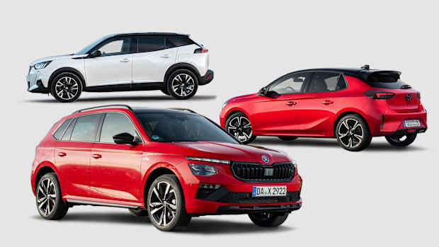 Collage eines Skoda Kamiq, Opel Corsa Electric und eines Peugeot e-2008 auf grauem Hintergrund