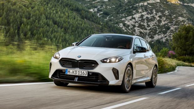 Frontansicht eines weißen fahrenden 1er BMW nach Facelift