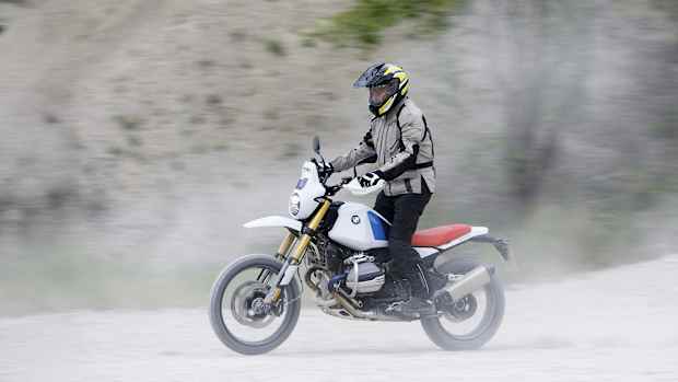 Die neue BMW R12 GS fahrend seitlich zu sehen