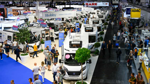 Besucher auf dem Caravan Salon in Düsseldorf