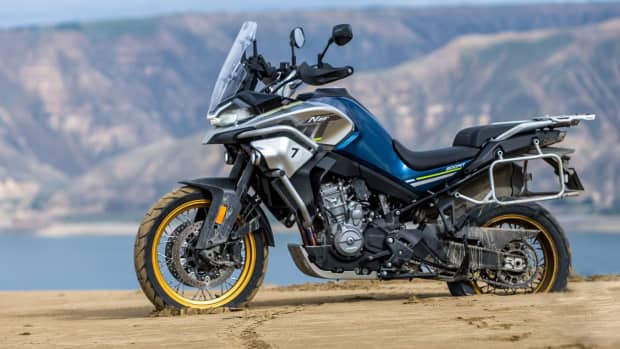 Eine CF Moto 800MT Touring steht auf einem Gelände