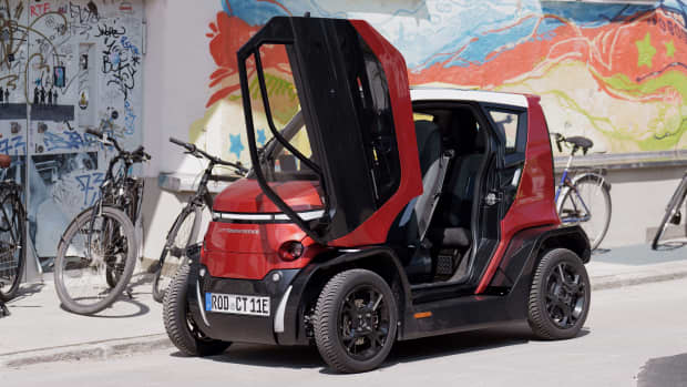 Ein Citytransformer mit geöffneter Tür