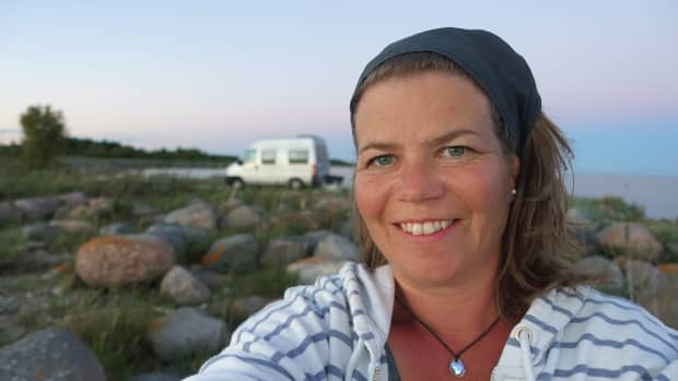 Selbstportrait von Susanne Flachmann auf Reisen mit ihrem Wohnmobil