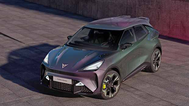 Front und Seitenansicht eines stehenden Cupra Raval