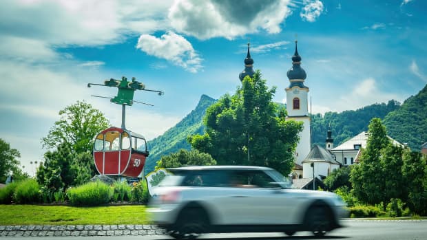 Ein Elektroauto fährt durch Aschau im Chiemgau