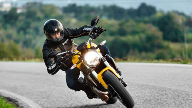 Ducati Monster 821 fahrend auf der Straße