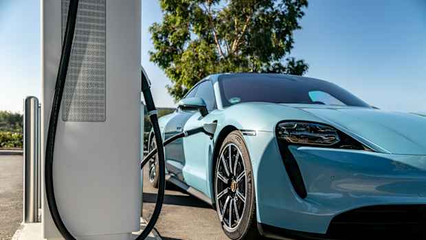 Ein Porsche Taycan an einer Ladesäule