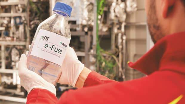 Eine Flasche E-fuel