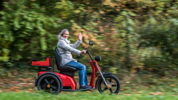Frau auf einem Emobile Elektrorollstuhl von Kyburz