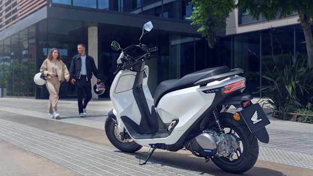 Der neue Elektroroller Honda CUV stehend seitlich fotografiert