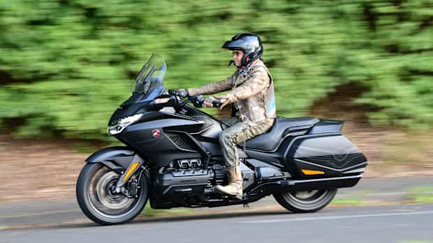 Motorradfahrer fährt auf einer Honda Goldwing auf der Straße.