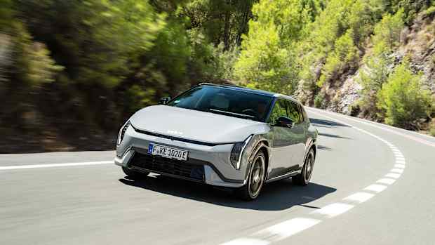 Der neue Kia EV4 fahrend von vorne zu sehen