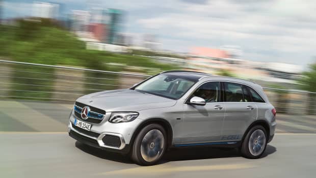 Silberner Mercedes GLC F-Cell faehrt auf Strasse
