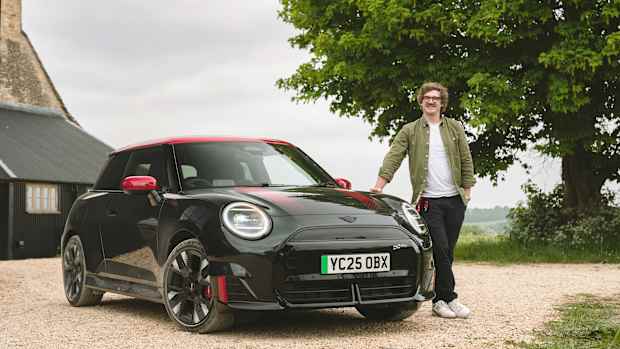 Redakteuer Anderas Huber mit dem Mini John Cooper Electric in Midnight Black