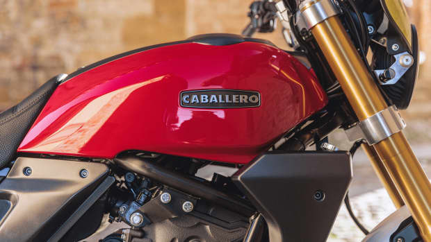 Eine Detailaufnahme des Tankes der Fantic Caballero 700