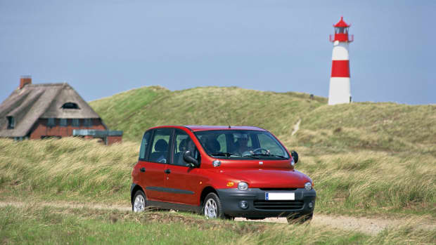 roter Fiat Multipla fährt am Strand