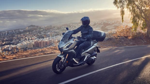 Eine Honda ADV 350 fahrend von vorne