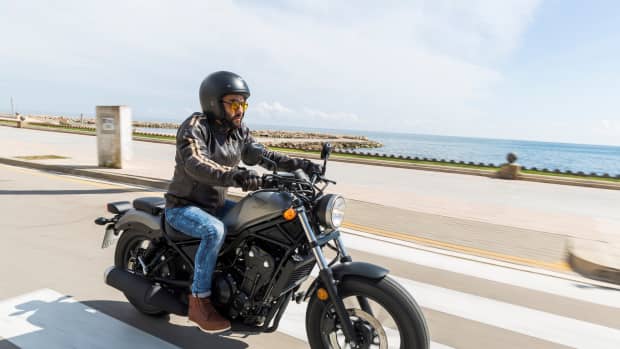 Mann fährt auf einer Honda Rebel
