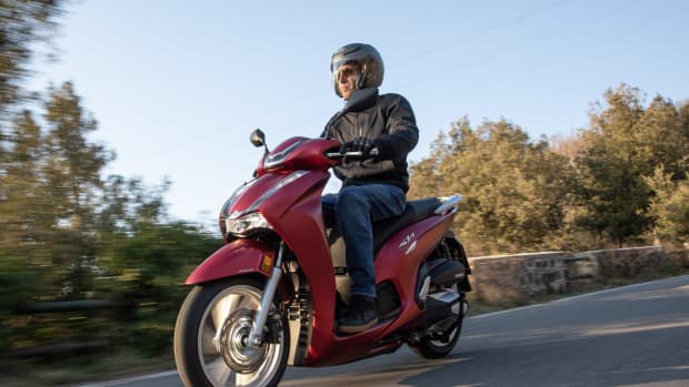 Die Honda SH 350i in rot