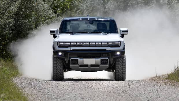Frontansicht eines fahrenden Hummer EV
