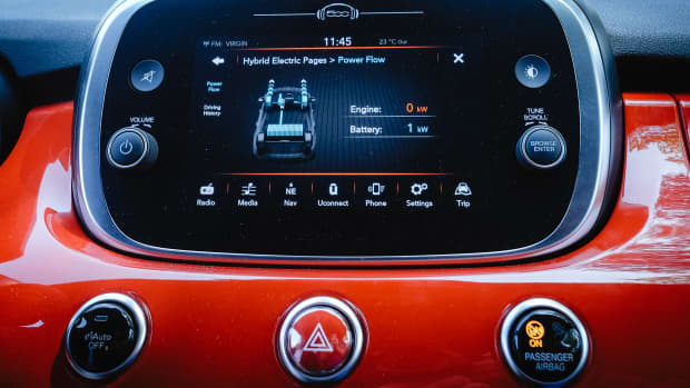 Die Cockpit Anzeige eines Hybridgesteuerten Fiat 500